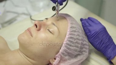 Şevval Özçelik Güzellik yüz bir güzel kız yüz, temizlik yapmaya çalışan el, su jeti ile cilt temizliği