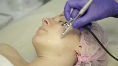 Şevval Özçelik Güzellik yüz bir güzel kız yüz, temizlik yapmaya çalışan el, su jeti ile cilt temizliği.