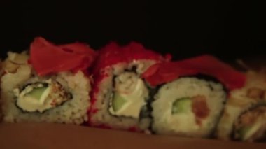 çıplak kız suşi içeren bir tablo gibi geri. güzel kadın yemek çubukları kullanarak alır