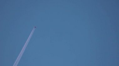 Jet katmanı, gökyüzü, beyaz izleme uçak kirliliği buharı gündüz