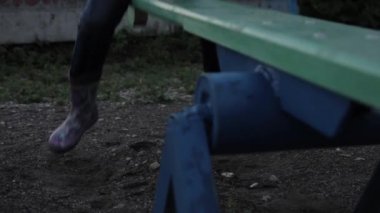 terk edilmiş Çocuk Bahçesi bir salıncak üzerinde sallanan masum çocuk