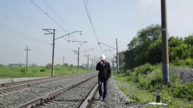 Tren trafik eleştirileri telsiz üzerinde konuşurken Müfettiş. Beyaz kask demiryolu yürüyüş demiryolu işçisi