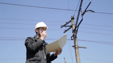 Mühendis onay elektrik sistemleri telsiz, Müfettiş planları planı tutarak konuşmak