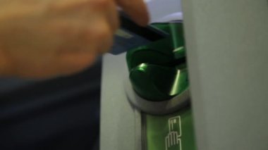 kadın el atm. bankacılık para makinesi caddeye kredi kartý takma
