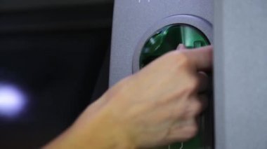 kadın el atm. bankacılık para makinesi caddeye kredi kartý takma