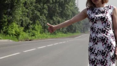 Araba yol üzerinde alıcı güzel kadın