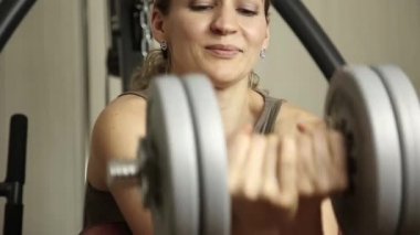 Fitness salonunda egzersizleri yapıyor dumbbells ile kız