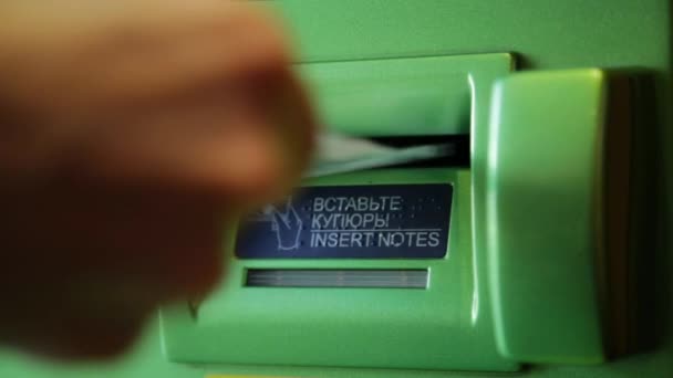 Dames hand invoegen bankbiljetten in atm. bancaire Geldautomaat — Stockvideo