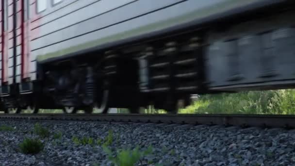Tren en movimiento, solo carriles y ruedas — Vídeo de stock