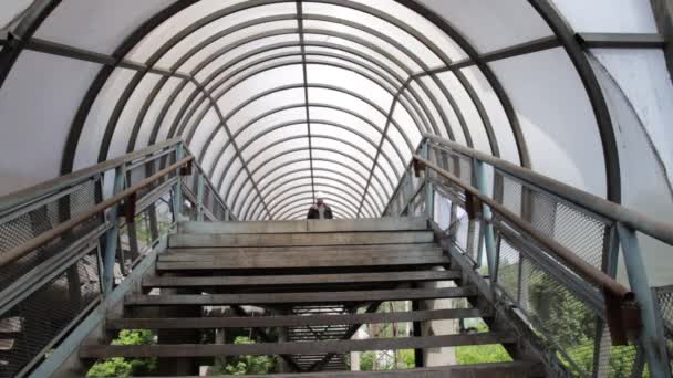 Ingénieur avec un casque blanc marchant dans les escaliers — Video