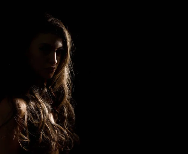 Kadın siluet. Vücut scape kadın boyun ve el karanlık bir arka plan üzerinde. metin için boş alan