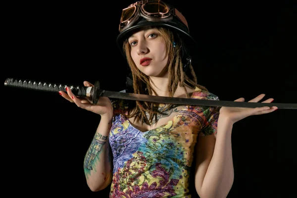 Guerreira gótica feminina em óculos antigos piloto posando com espada de katana — Fotografia de Stock