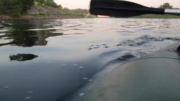 Bateau navigue le long de la rivière, aviron du bateau toucher l'eau et provoquant éclaboussures et ondulations dans l'eau . — Video