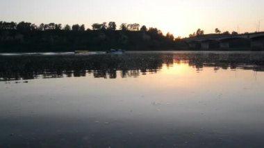 Günbatımı Nehri Nehri boyunca tekne yelken