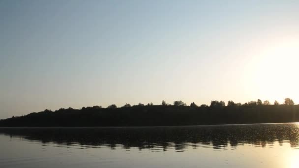 Захід сонця над річкою, човнові вітрила вздовж річки — стокове відео