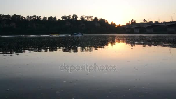 Západ slunce nad řekou, lodní plachty podél řeky — Stock video