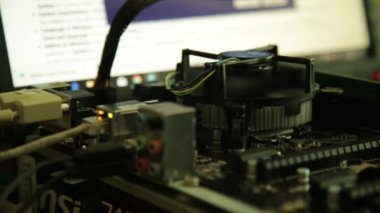 Bilgisayar anakart - işlemci fanını ve ağ kartı üzerinde bir monitör arka plan