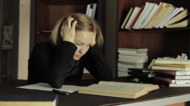 Tabii yorgun öğrenci hazırlık çalışması üniversite sınavlarına hazırlık, kitaplığında