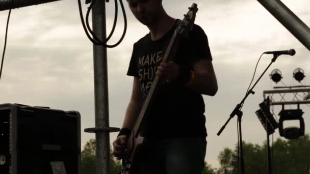 El guitarrista ajusta el equipo antes del concierto. Grupo de música punk, heavy metal o rock . — Vídeos de Stock