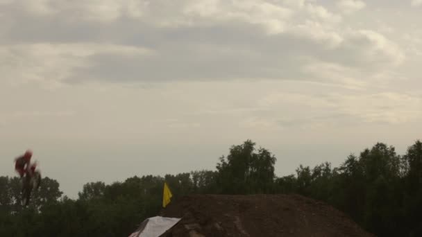 Demonstration föreställningar hoppning motorcyklister. Motocross är en extrem sport med arenor i många länder. — Stockvideo