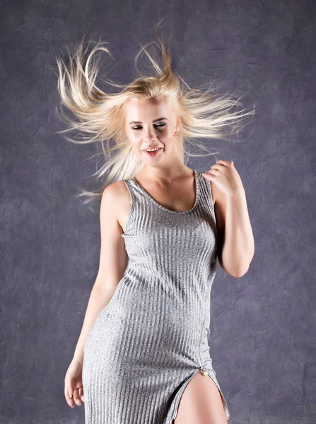 Блондинка з волоссям на вітрі. сексуальна дівчина з літаючим волоссям. концепція краси — стокове фото