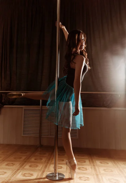 Dançarina de ballet flexível esticando em estilo retro. Bailarina dança perto do pólo — Fotografia de Stock