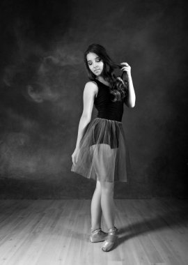 Retro tarzı germe esnek bale dansçısı. Balerin dans etmek duman. siyah ve beyaz