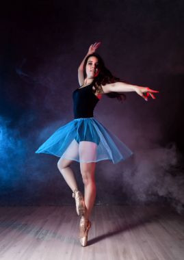 Retro tarzı germe esnek bale dansçısı. Balerin dans etmek duman