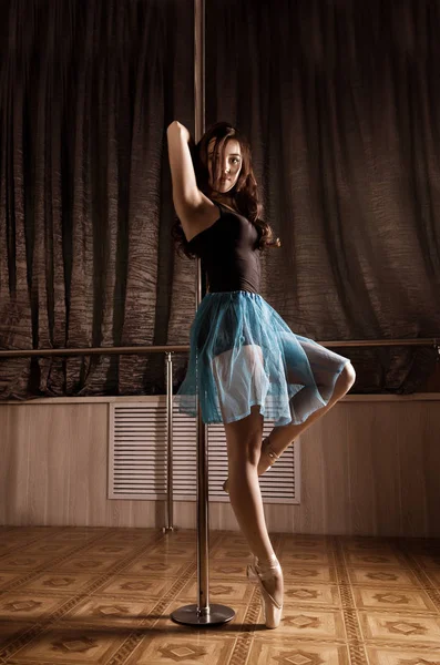 Ballerino flessibile che si estende in stile retrò. Ballerina balla vicino al polo — Foto Stock
