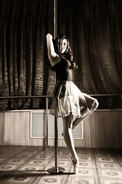 Bailarina de ballet flexible estirándose en estilo retro. Bailarina baila cerca de polo — Foto de Stock