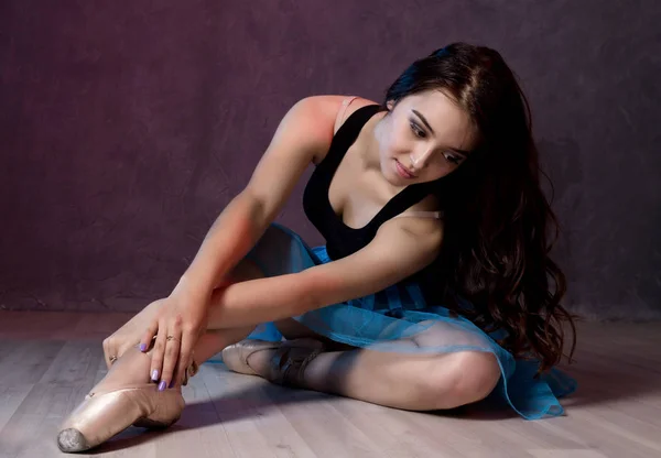Młoda piękna kobieta w pointe buty siedzi na podłodze — Zdjęcie stockowe