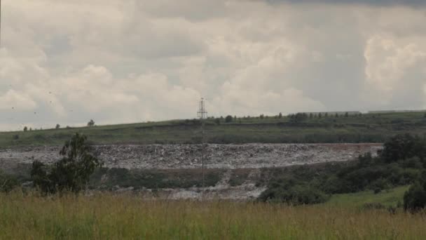 Miasto Zrzut i śmieci fabryka na tle przyrody — Wideo stockowe