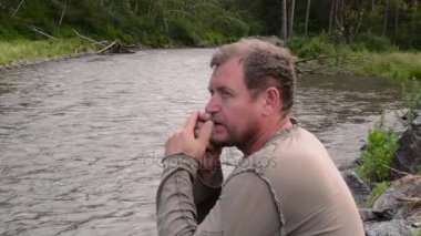 bir nehir banka ve çalış Yahudiler harpon üzerinde yerli oturan