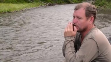 bir nehir banka ve çalış Yahudiler harpon üzerinde yerli oturan