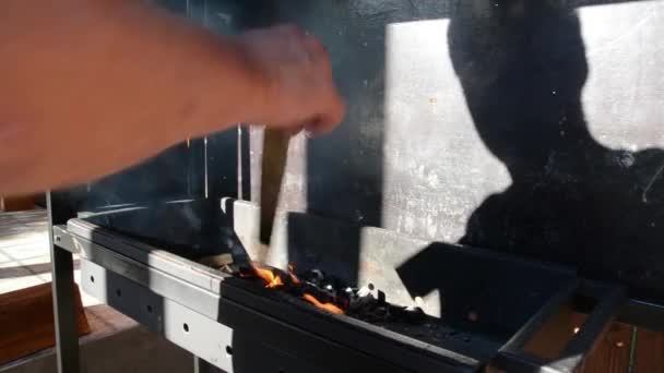 На відкритому повітрі барбекю. Смачні соковиті ковбаски на грилі над вогнем — стокове відео
