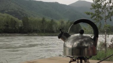 bir nehir arka plan ateşe su ısıtıcısı kaynar