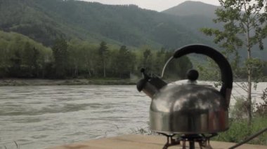 bir nehir arka plan ateşe su ısıtıcısı kaynar