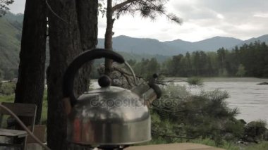 bir nehir arka plan ateşe su ısıtıcısı kaynar