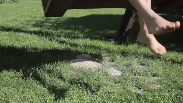 Girl on a swing, only legs and shadow — Stock Video