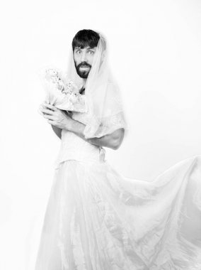 bir çiçek tutan sakallı adam bir kadının gelinlik çıplak vücudunda. kafasına bir çelenk çiçek. komik gelin, siyah ve beyaz sakallı