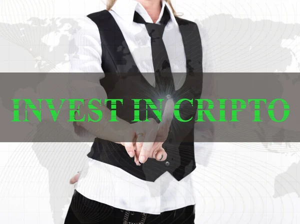 女商人在夹克和领带冲压投资 cripto 按钮的虚拟屏幕。密码货币概念的交换与生成 — 图库照片