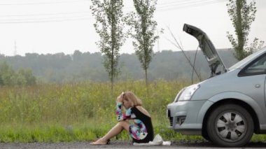 Kırık arabası bir ülke yolda oturma ve cep telefonu arıyorum güzel kız