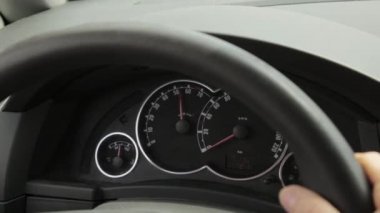 Kadın ait değilsin. en büyük değere gidiş işaretçisiyle takometre