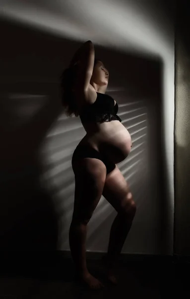 Όμορφη κοκκινομάλλα έγκυος γυναίκα με ριγέ σκιά σε ένα σώμα — Φωτογραφία Αρχείου