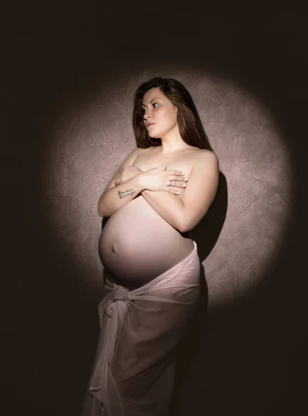 Krásná rusovláska těhotná žena na šedém pozadí — Stock fotografie