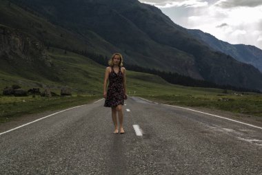 tek yalınayak kadın dağ yolda yürüyor. Seyahat, turizm ve insanlar kavramı