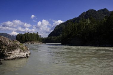 Dağ Nehir vadi panorama manzara. Mavi gökyüzü ve bulutlar