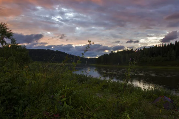 Góry krajobraz panorama doliny rzeki. Błękitne niebo i chmury — Zdjęcie stockowe