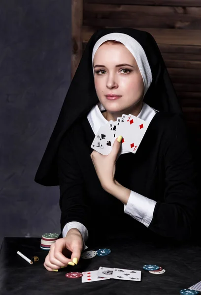 아름 다운 가톨릭 수녀 재생 카드입니다. 썩은 종교 — 스톡 사진