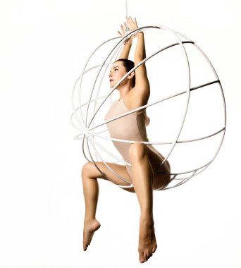 beyaz bir arka plan üzerinde metal bir salıncak üzerinde bej bir mayo seksi kadın